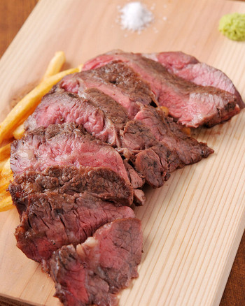 「ツイテル」料理 886667 名物！熟成肉の炭火焼ステーキ！赤身なのでヘルシーです！