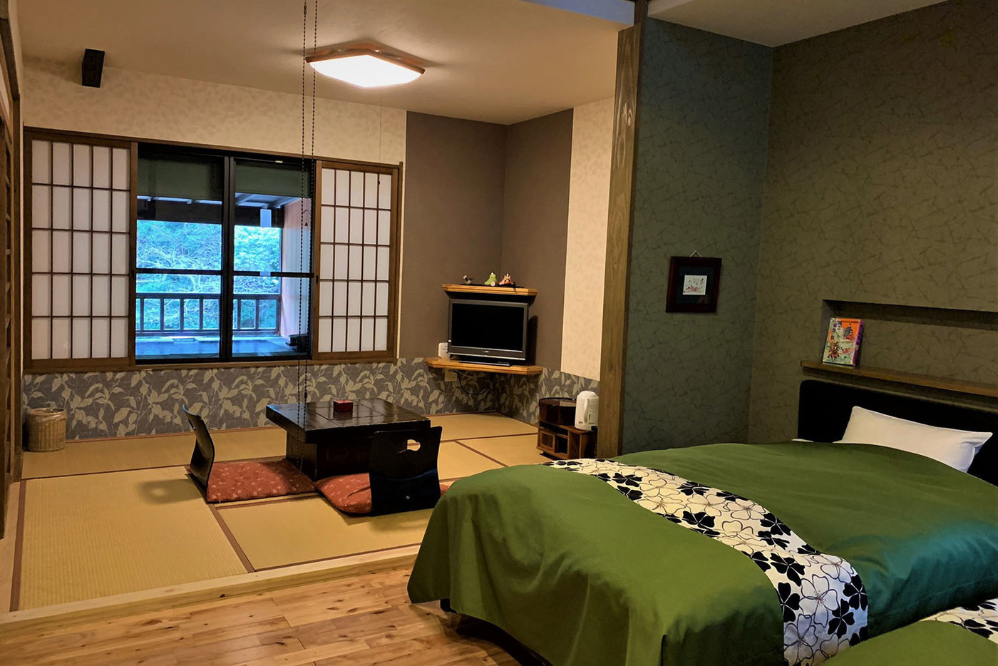 菊池渓谷を流れる川のせせらぎの耳を澄ませる3654771