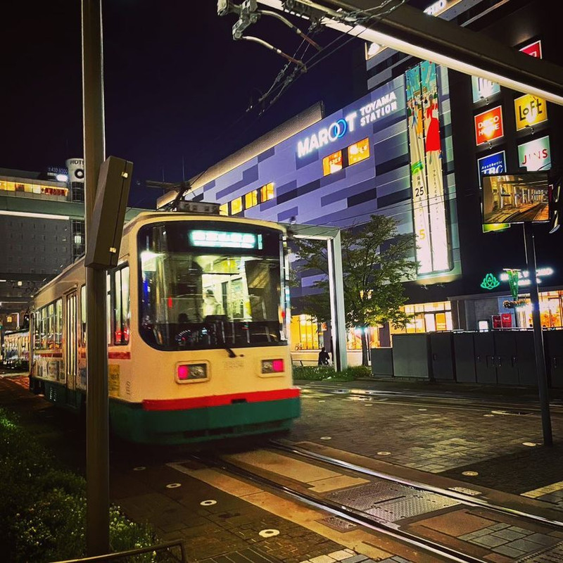 富山駅はレトロな路面電車をみることができる / 3