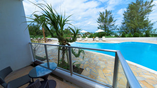 スタンダード ルーム シングルベッド 2 台 バルコニー プールサイド (1st Floor;with Extra Bed)