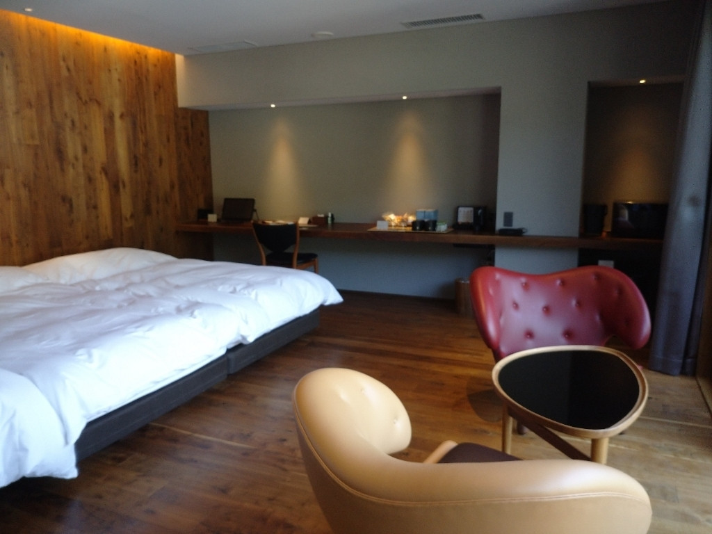 「松本十帖 松本本箱」 その他 159688539 家具はデンマークの巨匠
        フィンユールで

ベッドルームには
「ペリカンチェア」2脚と
「アイテーブル」

