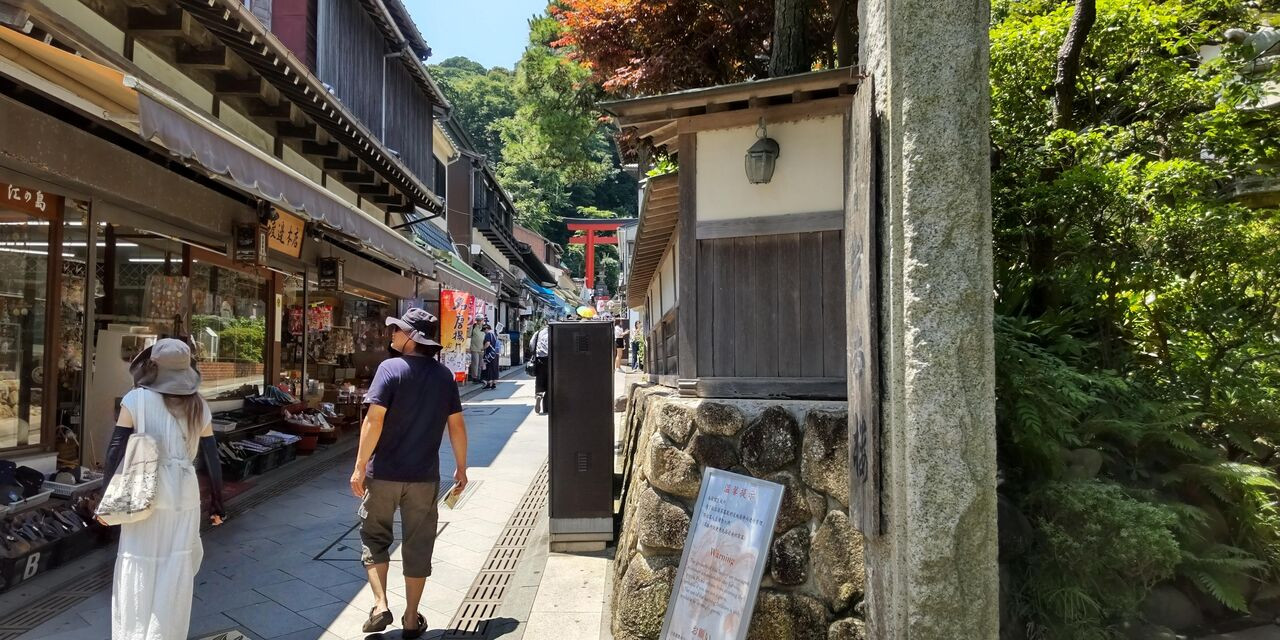 判ります。門を出たら参道です