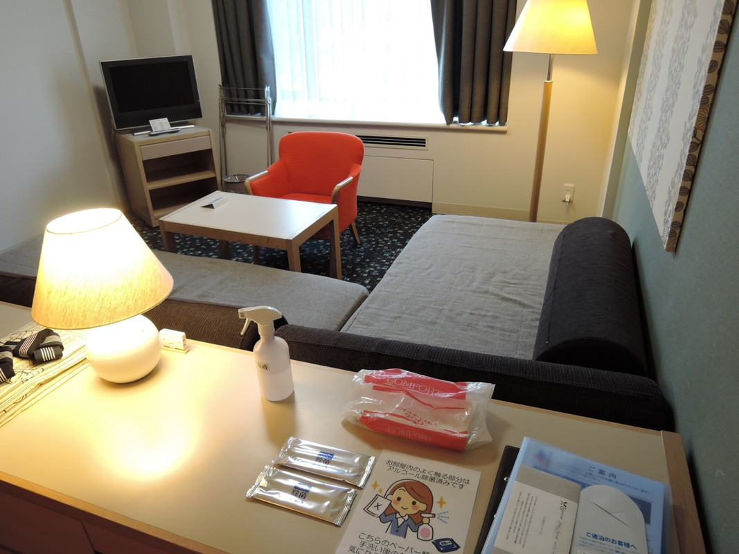 カウンター上に感染予防対策の消毒スプレーや除菌シートあり