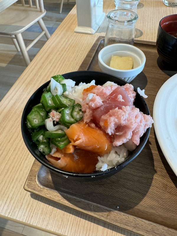 朝食の目玉、瓶詰海鮮丼の盛り付けの様子。