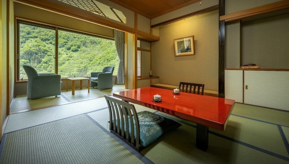 阿賀川の渓流を望みつつ、源泉掛け流しの温泉を堪能3994881