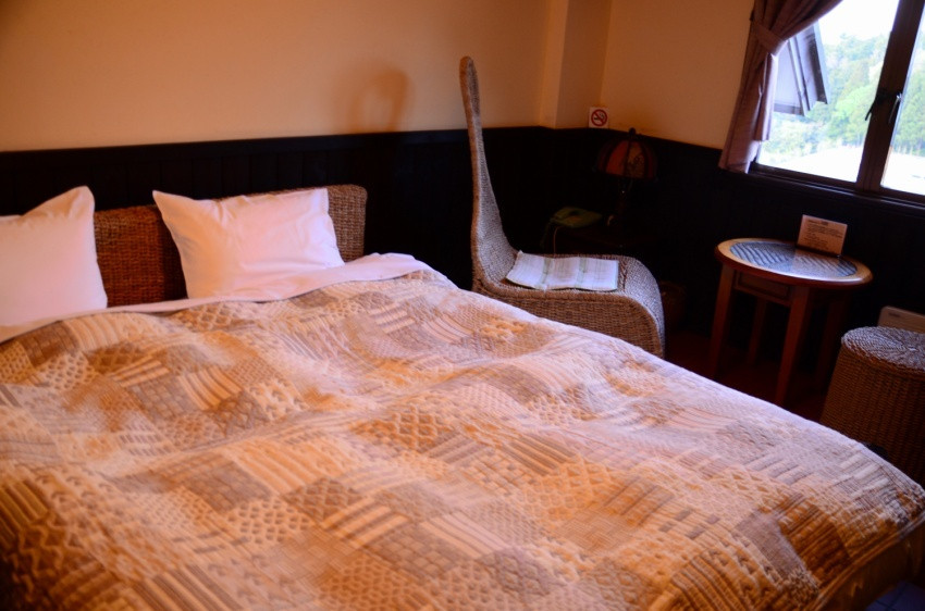 お風呂はゆったり貸切制。木の札を「使用中」にして入浴しよう3959227