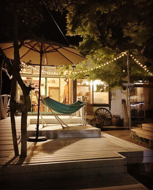 施設の正面 (日没後)