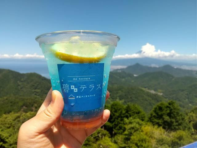 「碧テラス」には2つのカフェが。絶景を前に、こだわりのコーヒーやクラフトビール、スイーツなどを楽しめる / 2