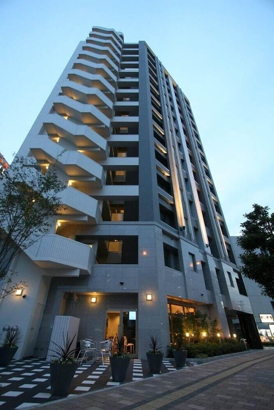 施設の正面 (日没後)