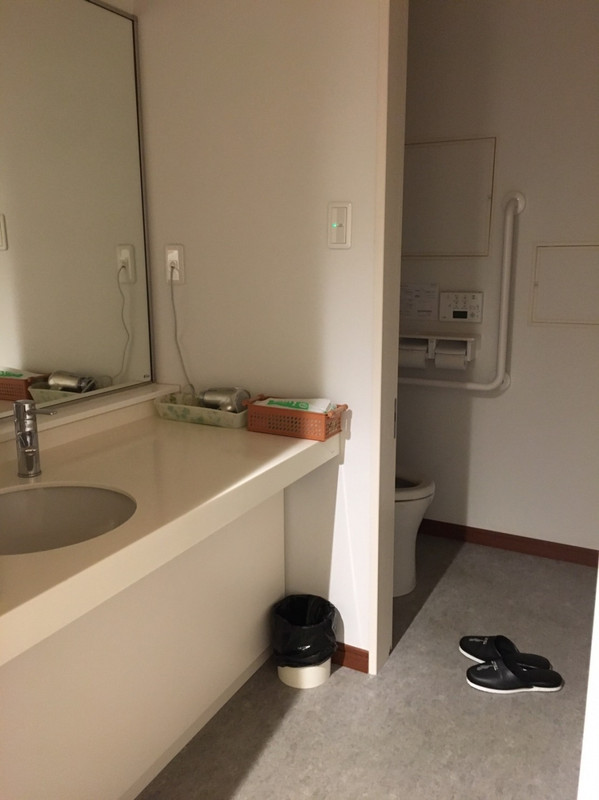 奥にトイレ（ドア無）。