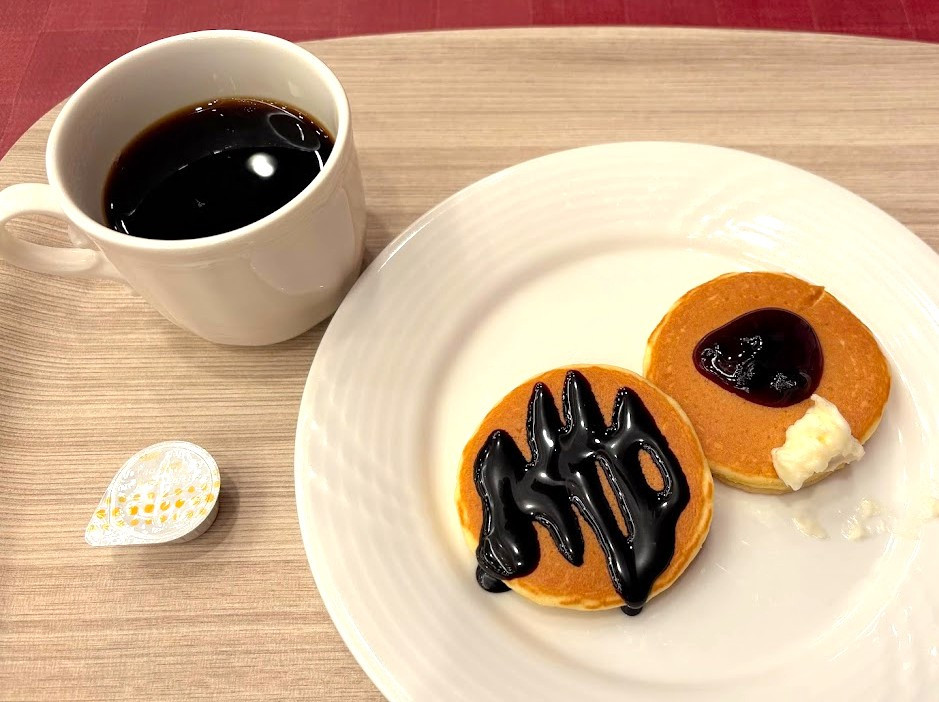 朝食のパンケーキはライブキッチンなのに作り置きで硬くなってた