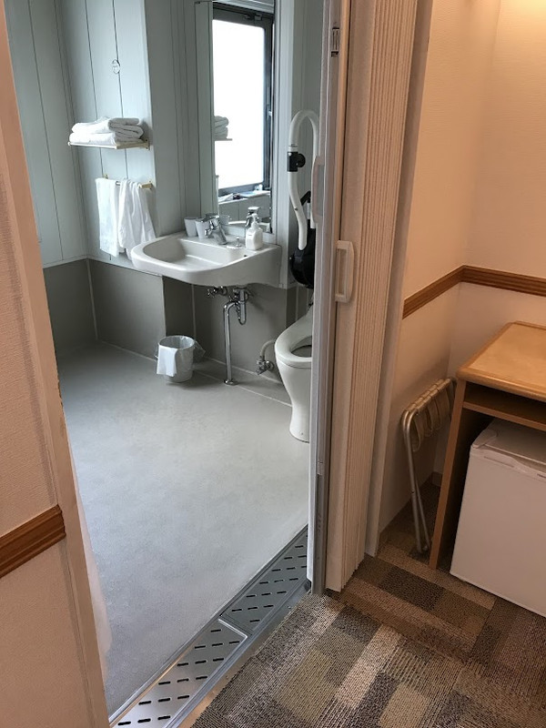 トイレと浴槽の間がすごく空いている