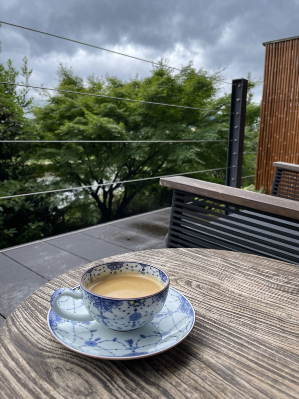 鴨川沿いのテラスでコーヒー