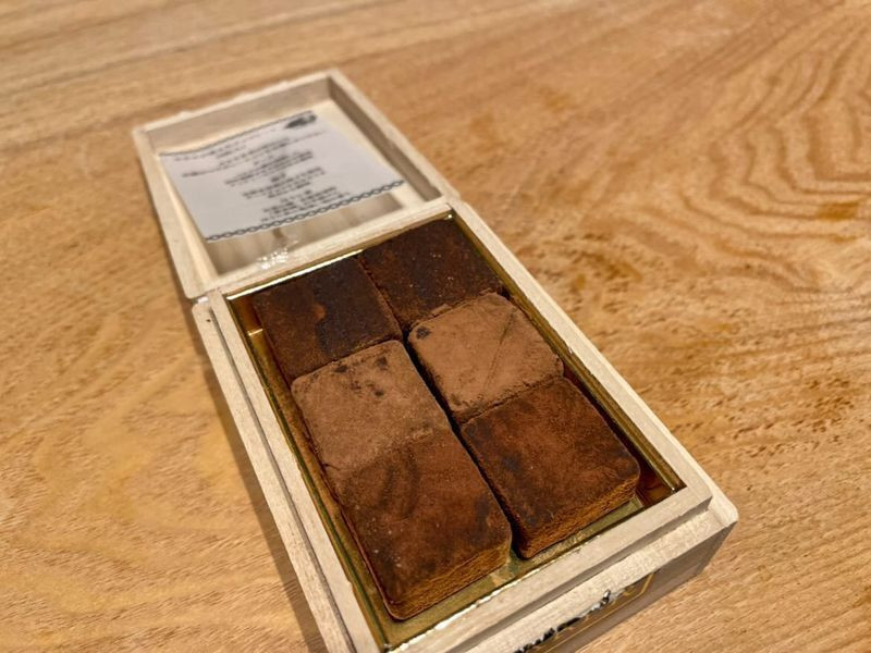 宿泊者全員がいただけるチョコレートは、京都のチョコレート専門店「ダリ・ケー」のもの。ダーク・柚子・ほうじ茶の3種類が楽しめる / 3