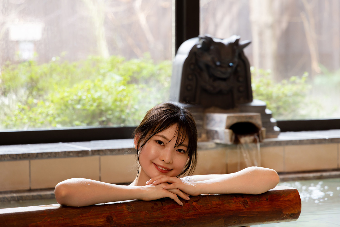 温泉に入る若い女性