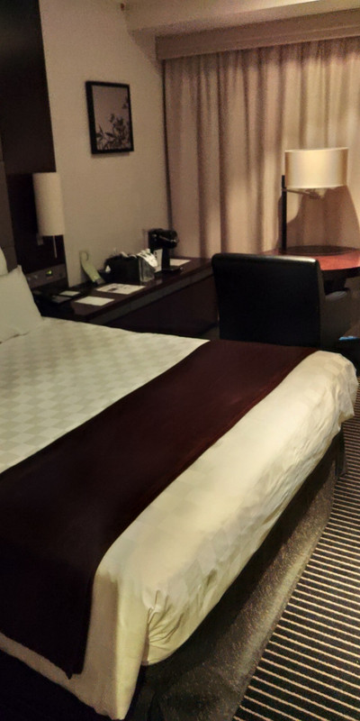 テーブルと椅子があります