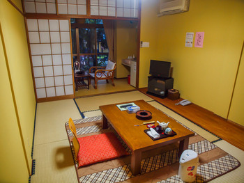 「菊池温泉 清流荘」 内観 36181414 決して防音がいいとかいう新しい部屋では無いですが、あたたかみがあります＾＾