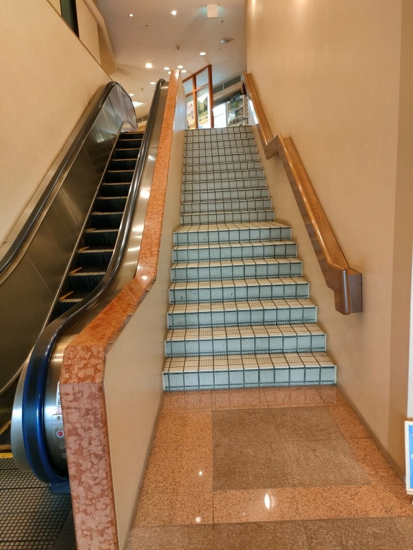 一階から二階に行くエスカレーター