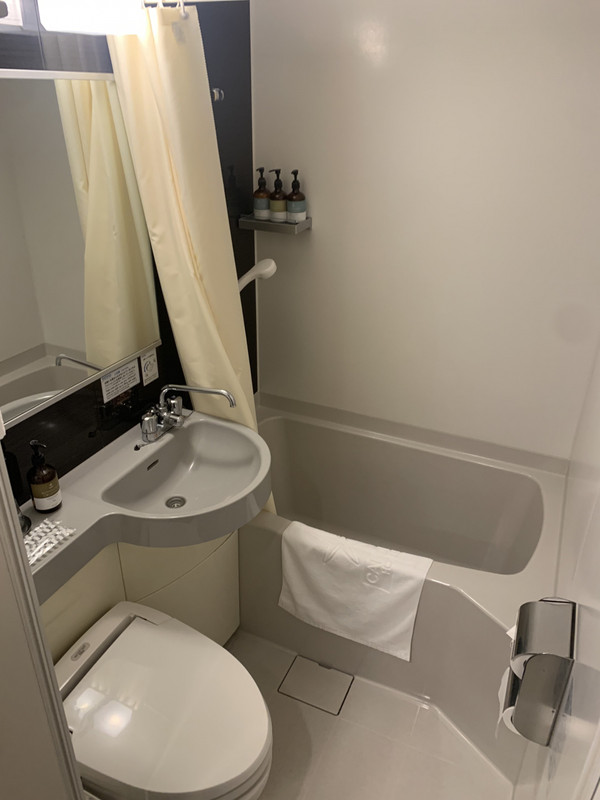 部屋付きのユニットバス。充実した大浴場があるので使わないです