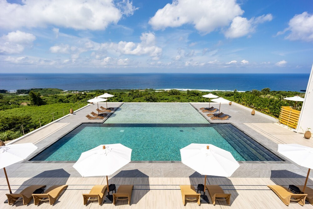 青い海と空とプール