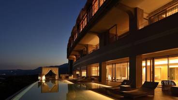 夜のホテル外観 / 2