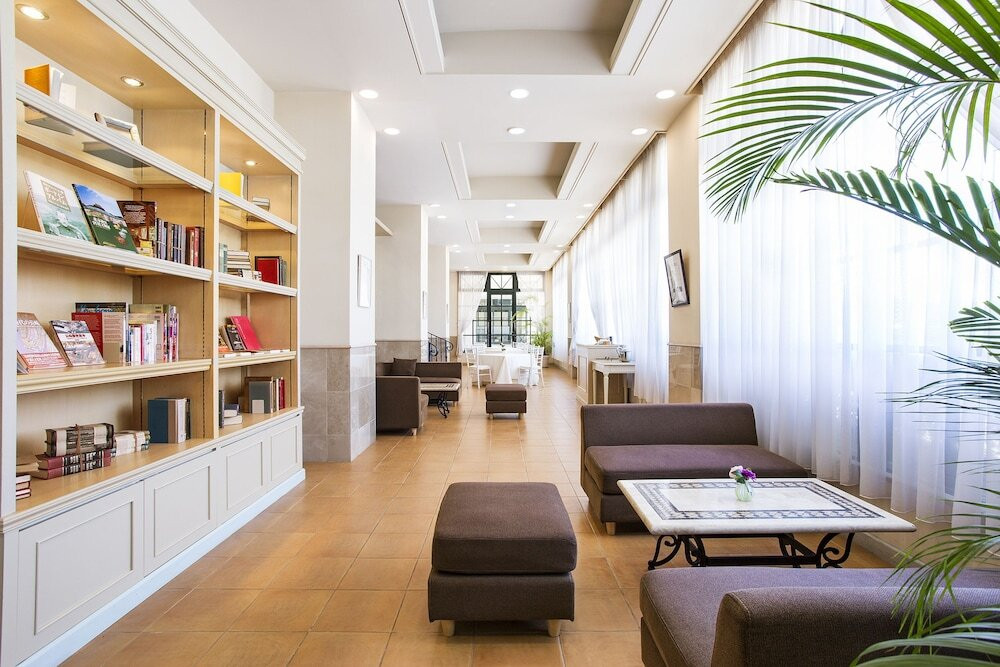 ブックカフェでまったり3478374