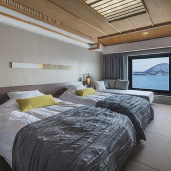 ソフトフロアに遊具がいっぱいのキッズプールは”こどもの楽園”3495100