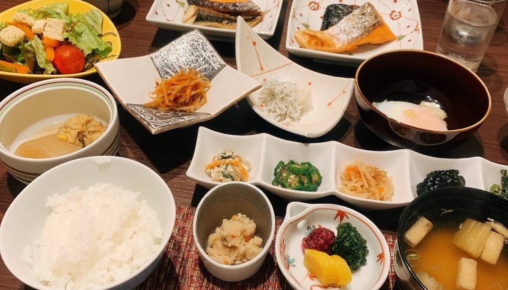 炊き立てご飯が進む
品数豊富な和の朝食 / 1