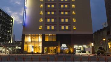 施設の正面 (日没後) / 6