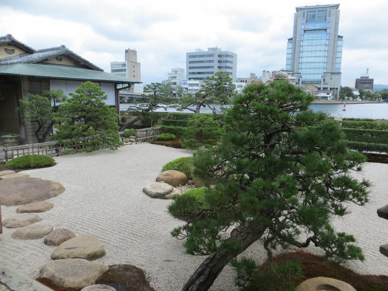 樹齢300年の松が自慢の庭園3668804