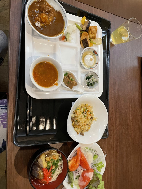 夕食バイキング。炭水化物系以外のおかずが少なめ