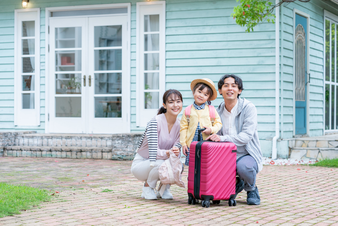 旅行に出かける家族