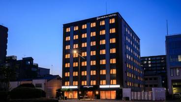 施設の正面 (日没後) / 1