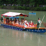 平安貴族の船遊びを再現！初夏の嵐山の優雅なお祭り「三船祭」