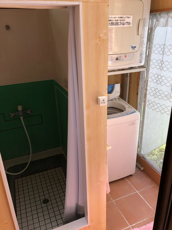 無料で使える洗濯機(洗剤は持参の事)とシャワー