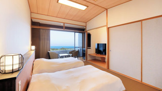 和室ベッドルーム（ツイン + 布団1組）　海側