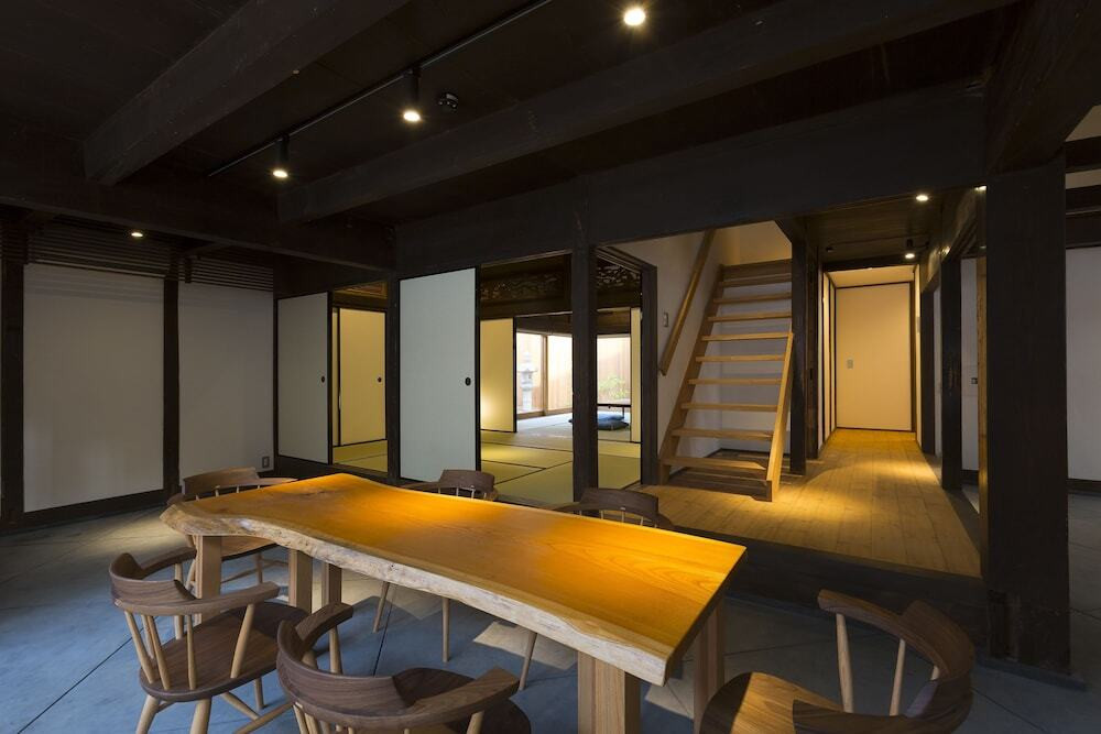 客室内のダイニングエリア