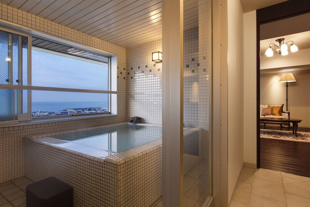 新鮮魚介類やパティシエ特製スイーツが楽しみなホテル4005634