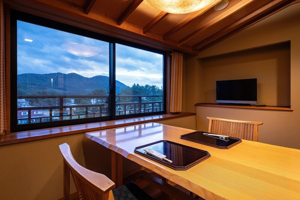 客室内のダイニングエリア