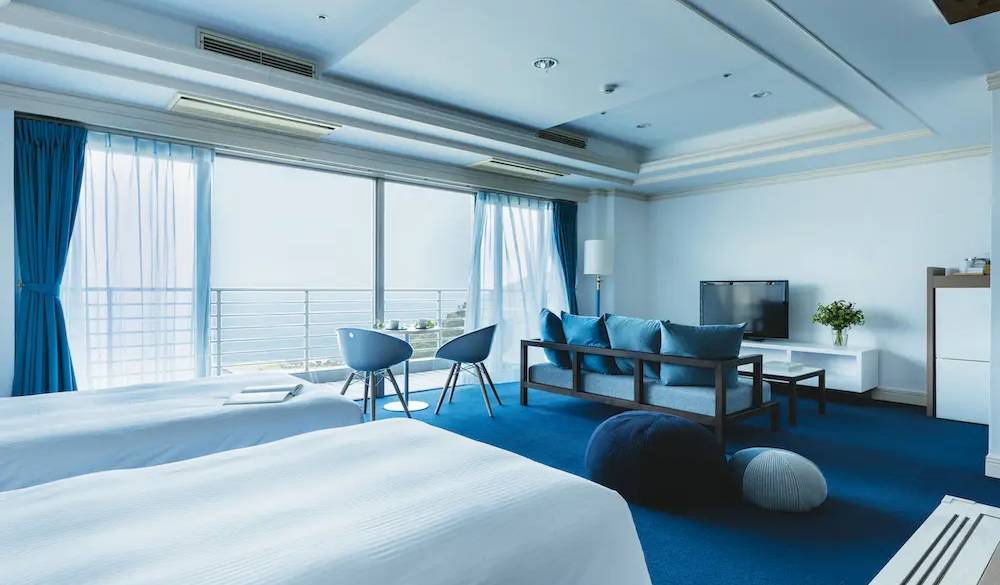 「スーペリア70㎡」はカップル利用もおすすめ。窓際のテーブルで話したり、和室でゴロンとリラックスしたり、自分たちのペースで暮らすように寛げます。