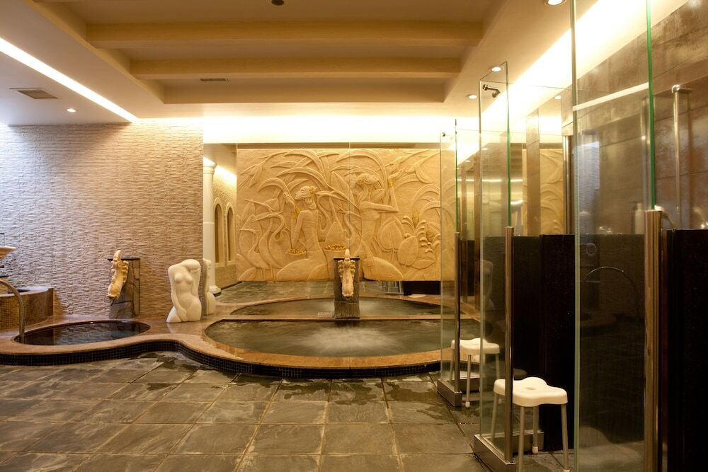 プライベートな沖縄ステイを楽しむなら「EXES ロイヤルプールスイート」3996323