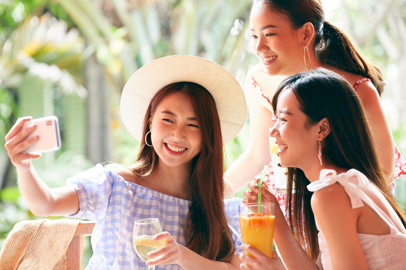 女性　リゾート　旅行