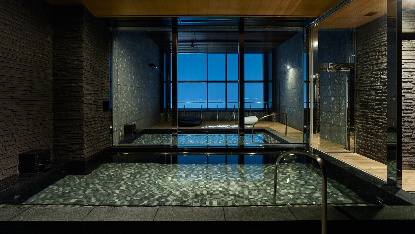 天空のホテルで絶景を一望4374638