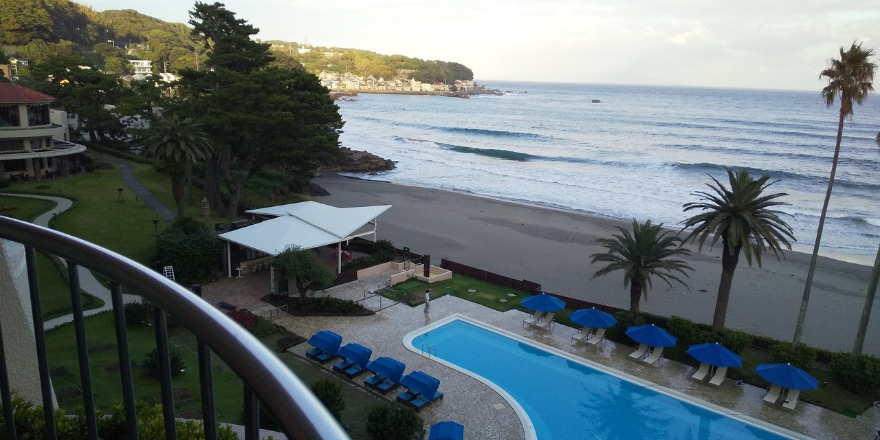 バルコニーからみたプールと海