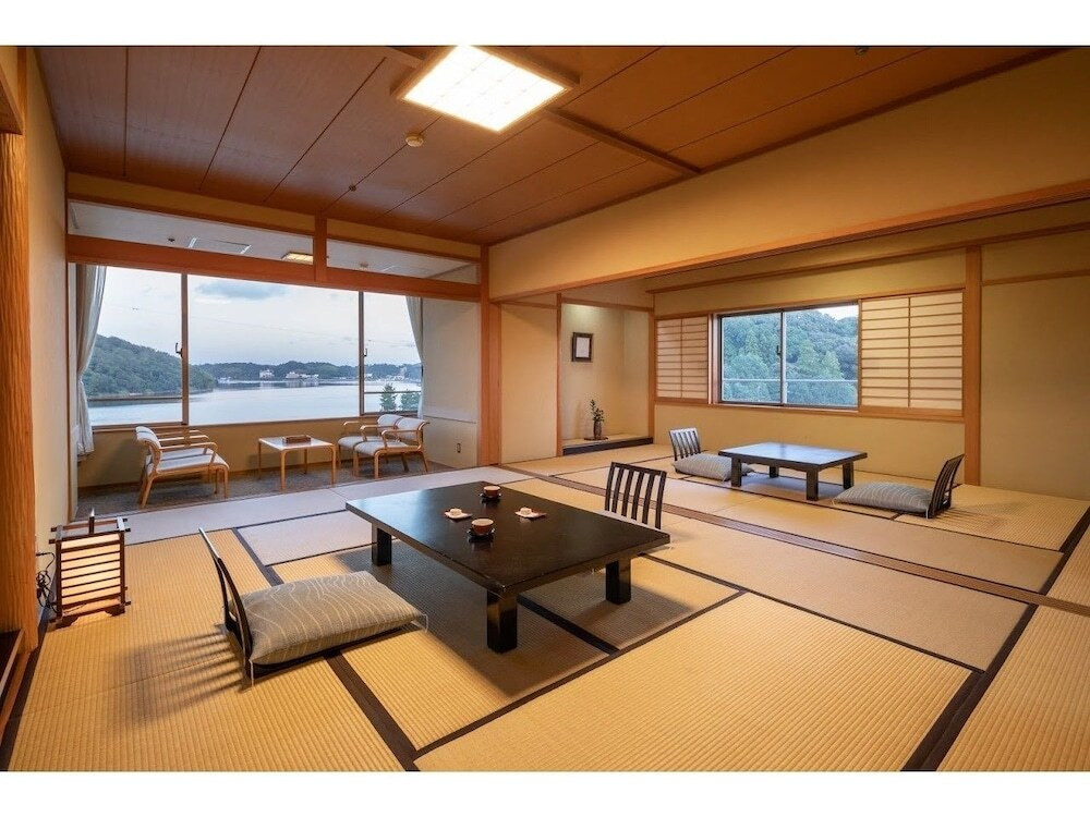 浜名湖を望む温泉街で、のんびりと。4090984