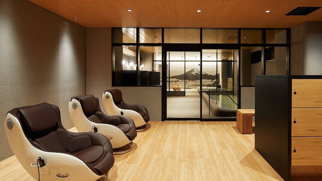 脱衣所にはマッサージチェアも / 3