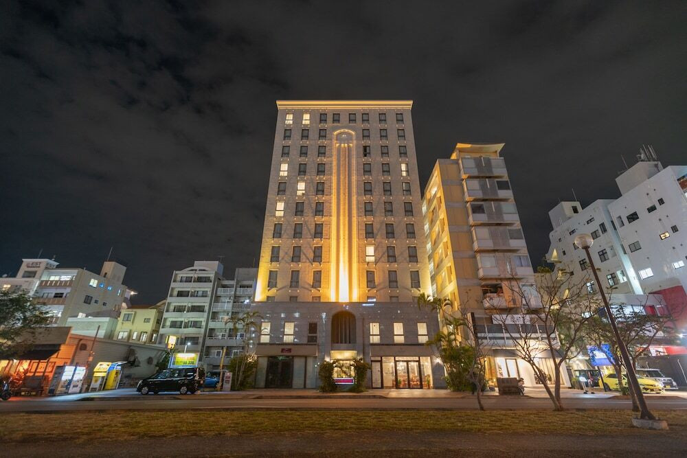 施設の正面 (日没後)