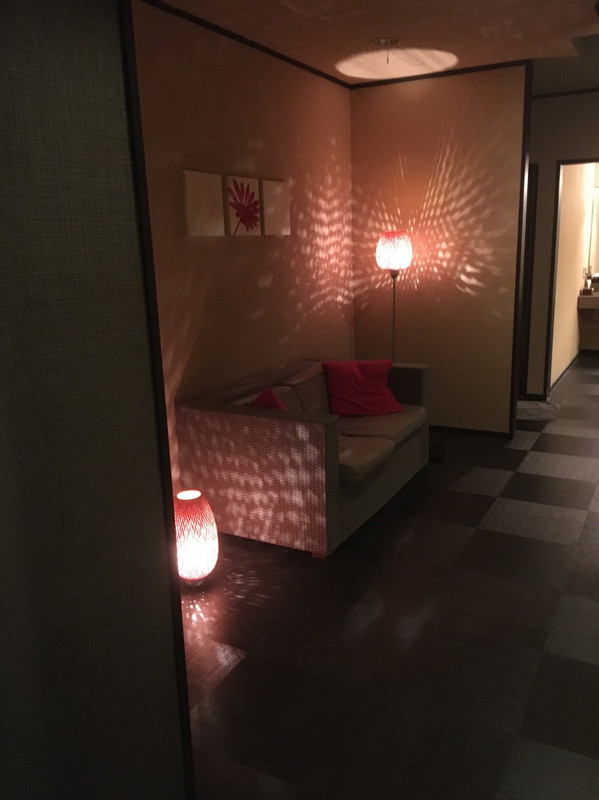 大浴場の脱衣所、暗い