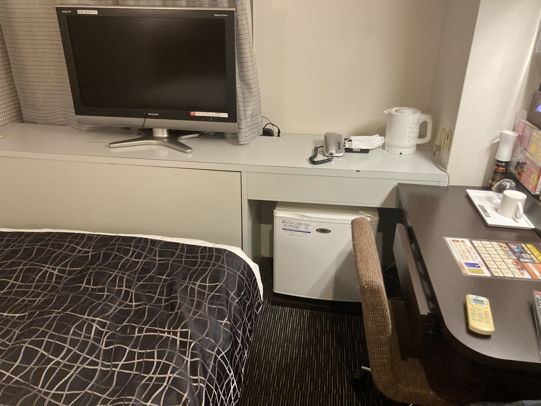 ほぼアパ標準だがリモコンの色褪せが目立つ