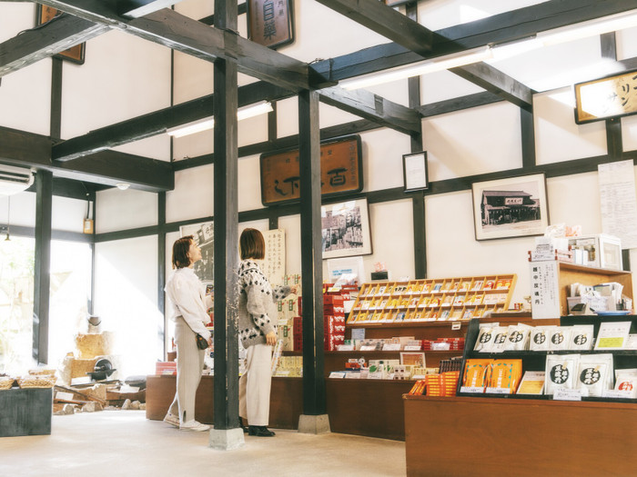 ほっと落ち着く香りのする店内では、歴史ある丸薬を始め、漢方などがずらり